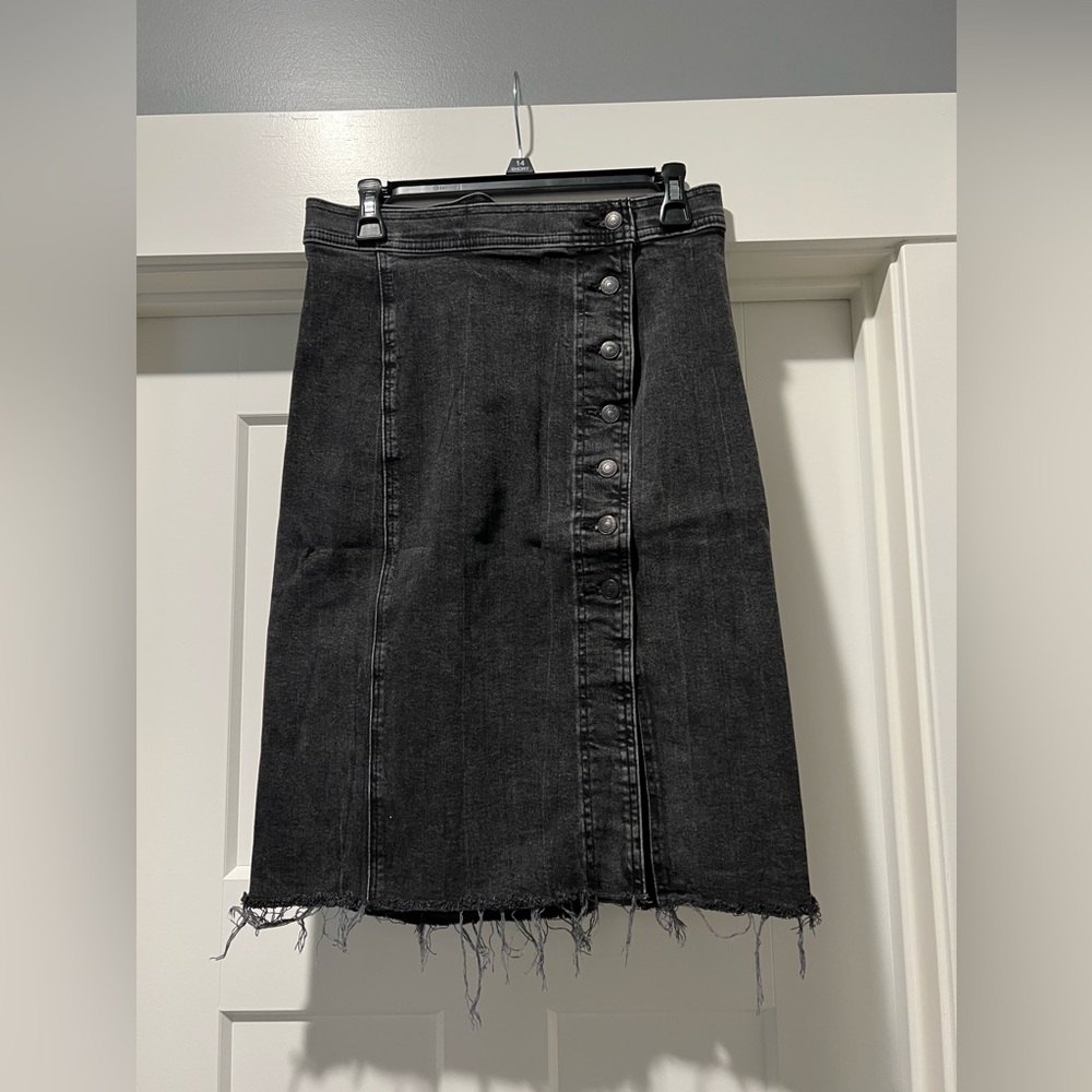 Abercrombie and Fitch black denim skirt
Ultra High Rise Skirt
Size 31/12